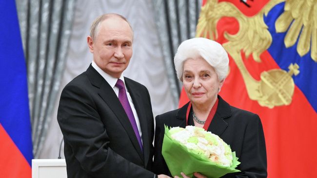 Президент РФ Владимир Путин и президент Русского благотворительного фонда Александра Солженицына Наталья Солженицына, награжденная орденом За заслуги перед отечеством III степени, на церемонии вручения в Екатерининском зале Кремля