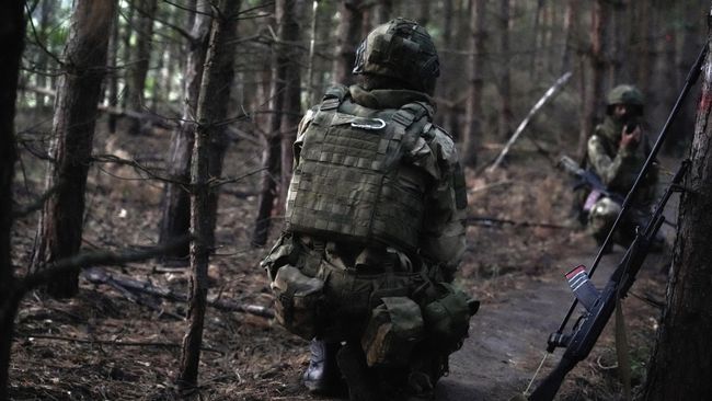 Бойцы ждут, пока пролетит вражеский беспилотник