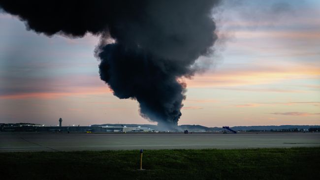 Грузовой самолет MD-11 потерпел крушение после вылета из аэропорта Луисвилла