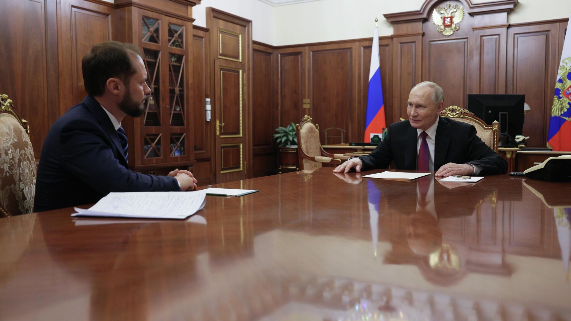 Президент России Владимир Путин и заместитель руководителя Федеральной антимонопольной службы Виталий Королев во время встречи - РИА Новости, 1920, 05.11.2025