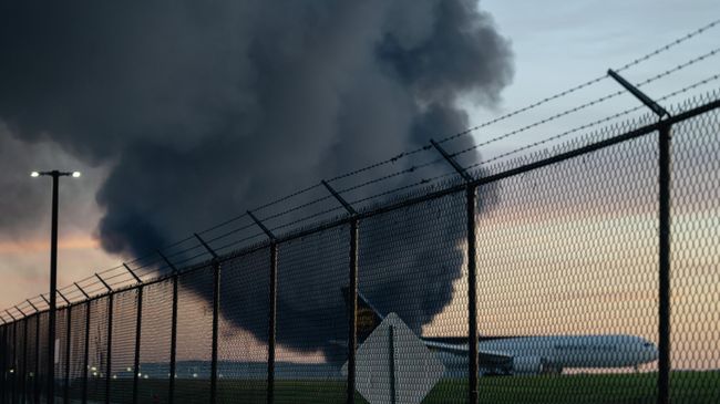 Грузовой самолет MD-11 потерпел крушение после вылета из аэропорта Луисвилла, штат Кентукки, США