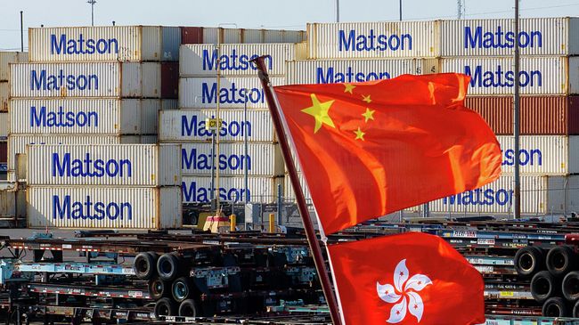 Флаги Китая и Гонконга на фоне контейнеров американской транспортной компании Matson