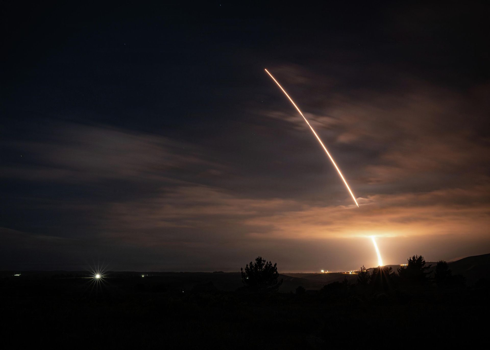 Запуск межконтинентальной баллистической ракеты Minuteman III Запуск межконтинентальной баллистической ракеты Minuteman III - РИА Новости, 1920, 04.02.2026