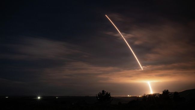 Запуск межконтинентальной баллистической ракеты Minuteman III