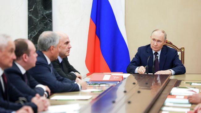 Президент РФ Владимир Путин проводит оперативное совещание с постоянными членами Совета Безопасности РФ