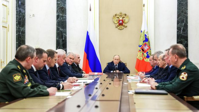 Президент Владимир Путин проводит оперативное совещание с постоянными членами Совета безопасности