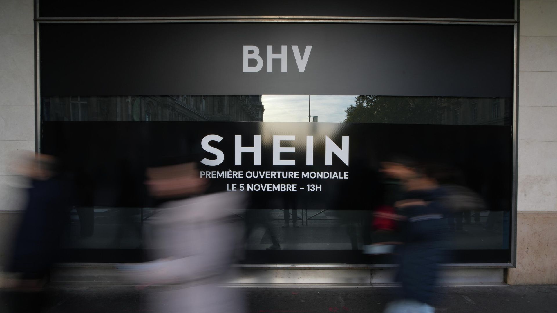 Реклама китайской компании Shein в витрине магазина BHV в Париже, Франция Реклама китайской компании Shein в витрине магазина BHV в Париже, Франция - РИА Новости, 1920, 05.11.2025