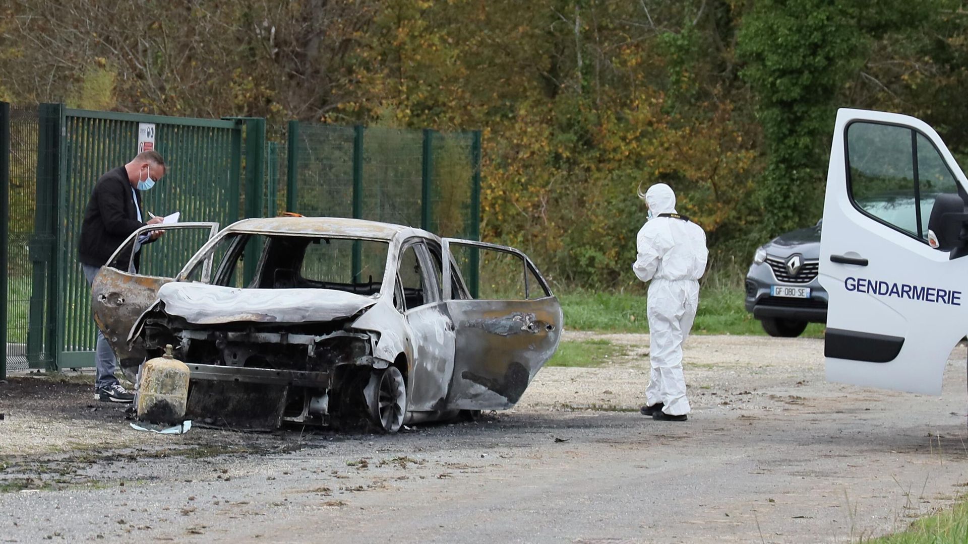 Следователи осматривают сгоревший автомобиль после того, как водитель совершившил намеренный наезд на людей на острове Олерон  - РИА Новости, 1920, 06.11.2025