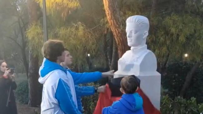 Торжественное открытие бюста Назару Енину на Аллее героев-артековцев в международном детском центре Артек