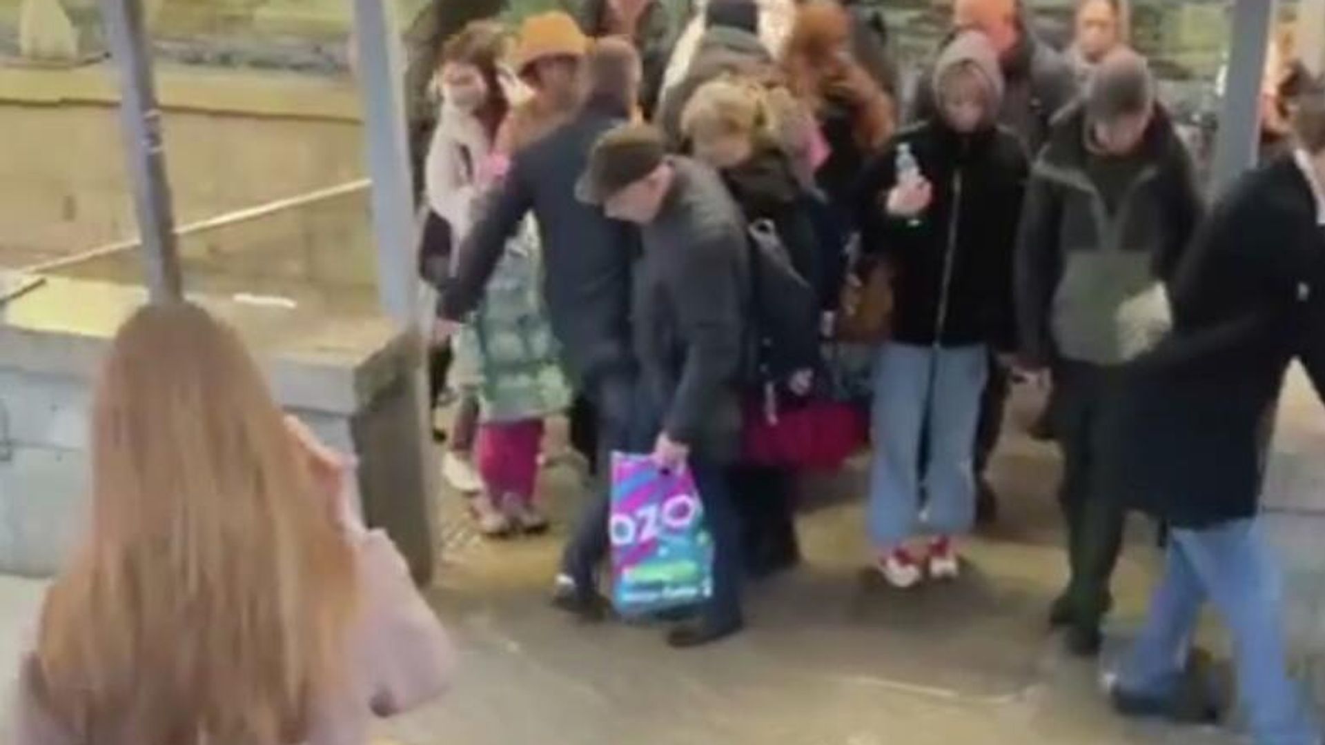 Подземный переход на станции метро Девяткино в Петербурге. Кадр видео из соцсетей Подземный переход на станции метро Девяткино в Петербурге. Кадр видео из соцсетей - РИА Новости, 1920, 06.11.2025