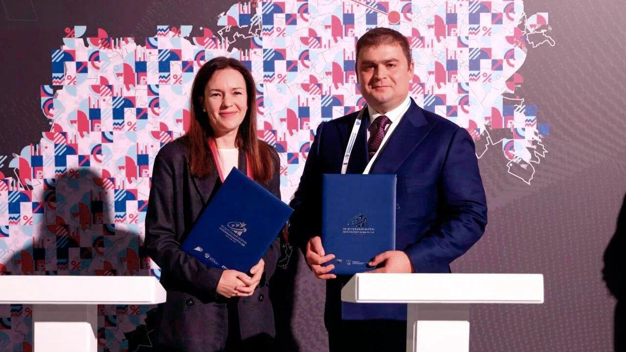 Мария Багреева и Павел Кобликов на подписании соглашения Мария Багреева и Павел Кобликов на подписании соглашения - РИА Новости, 1920, 06.11.2025