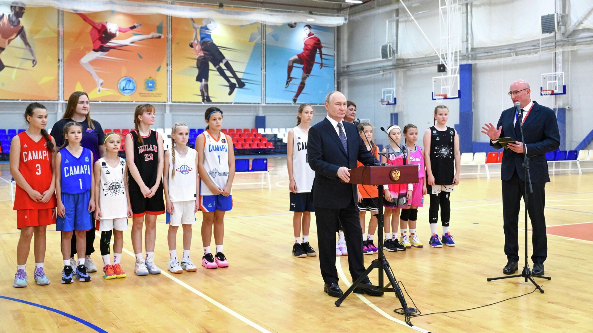 Владимир Путин в физкультурно-оздоровительном комплексе Орбита в Самаре на презентации в режиме видеоконференции новых спортивных объектов - РИА Новости, 1920, 06.11.2025