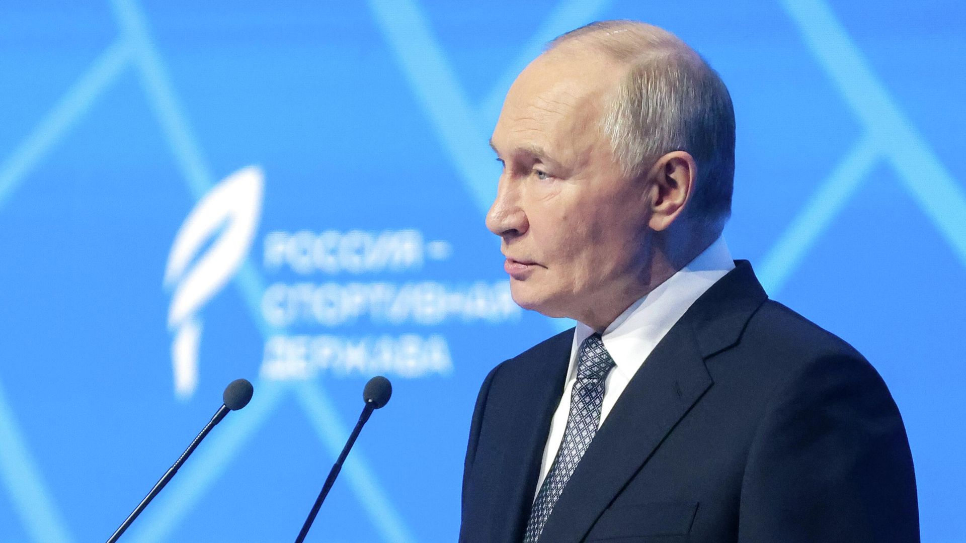 Владимир Путин выступает на пленарном заседании XIII Международного спортивного форума Россия — спортивная держава в Самаре - РИА Новости, 1920, 06.11.2025