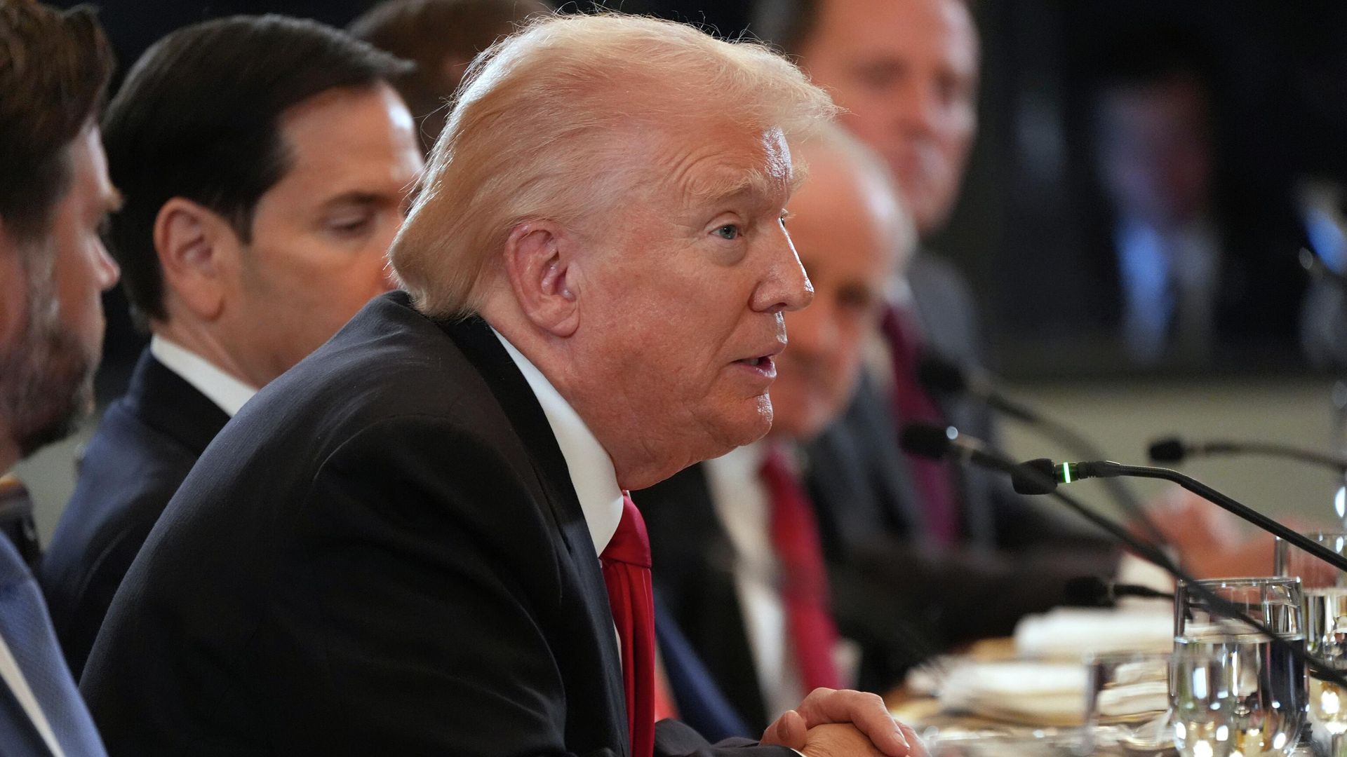 Президент США Дональд Трамп во время ужина с лидерами стран Центральной Азии Президент США Дональд Трамп во время ужина с лидерами стран Центральной Азии - РИА Новости, 1920, 07.11.2025