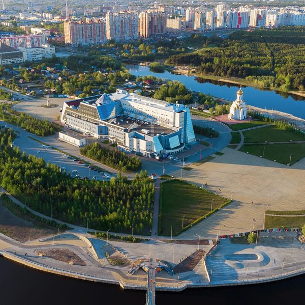 Вид на СурГУ (Главный корпус, т.н. Корабль)