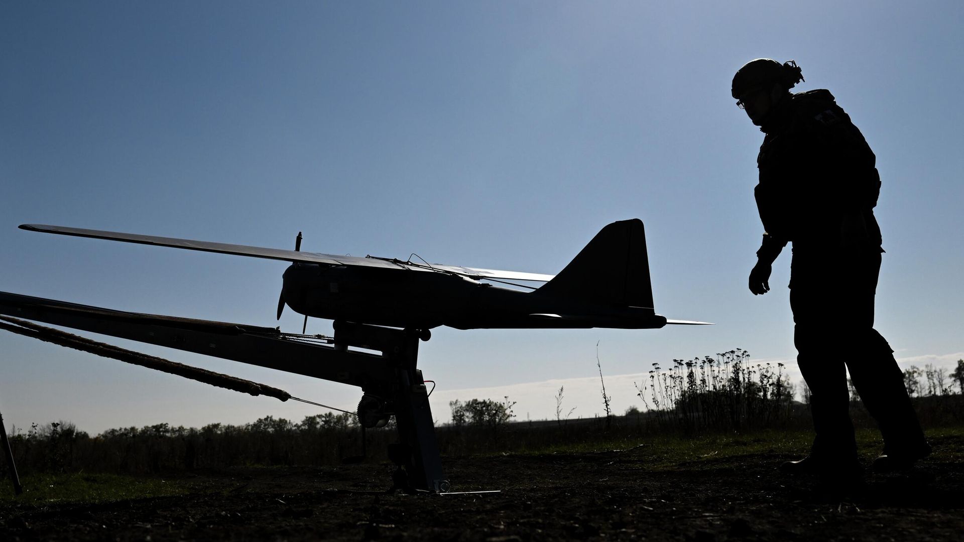 Военнослужащие расчета разведывательного БПЛА Орлан-10 Военнослужащие расчета разведывательного БПЛА Орлан-10 - РИА Новости, 1920, 12.11.2025