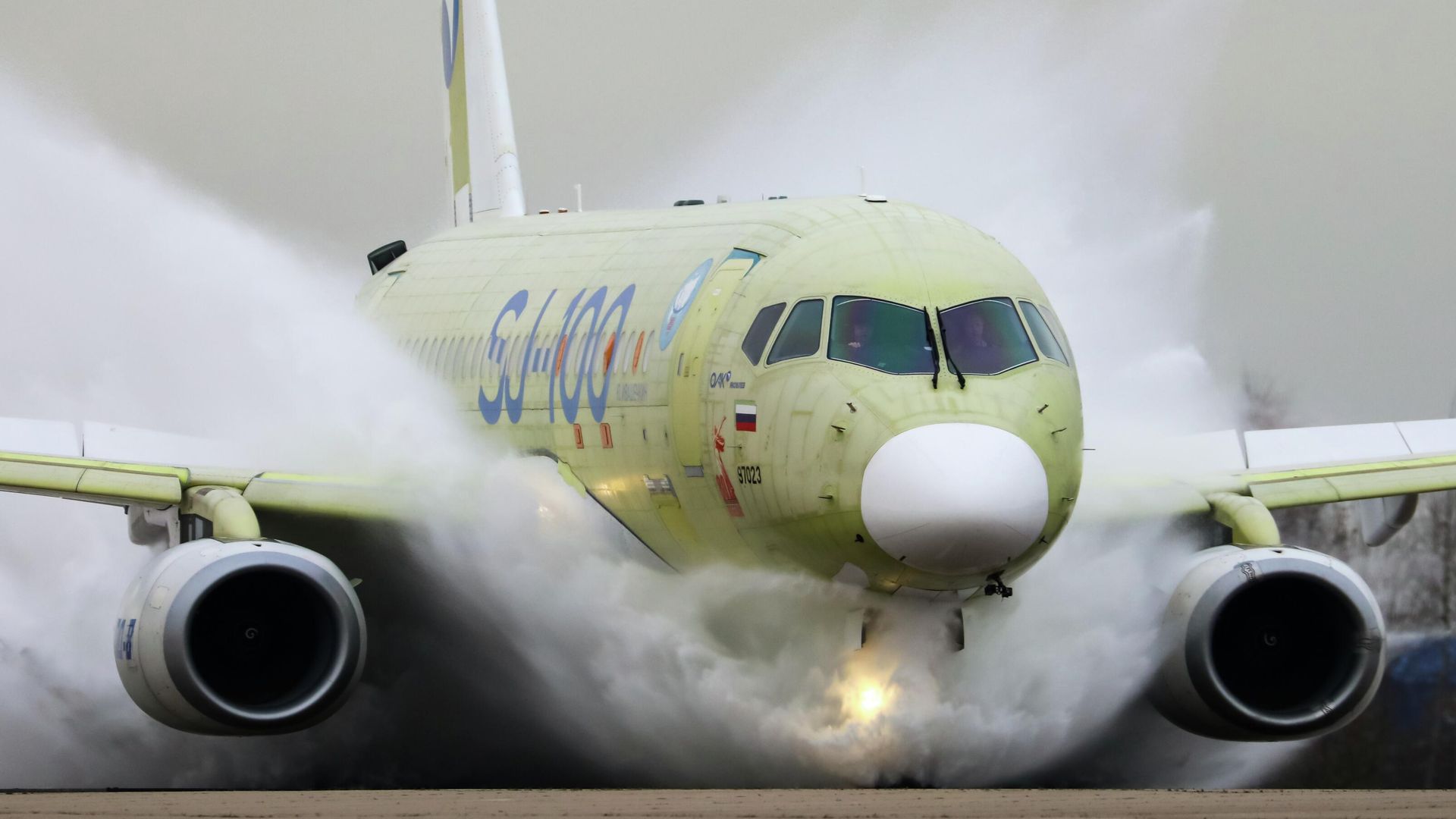 Импортозамещенный самолет Superjet-100 проходит испытания на защиту двигателей от воды - РИА Новости, 1920, 07.11.2025