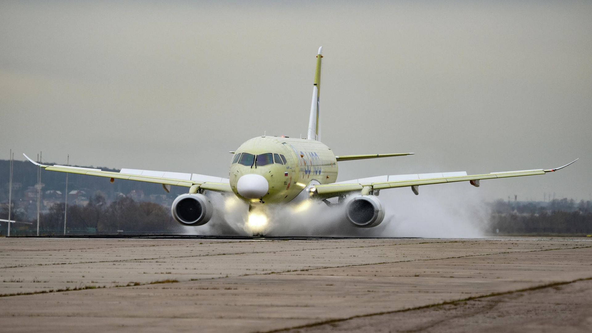 Импортозамещенный самолет Superjet-100 проходит испытания на защиту двигателей от воды - РИА Новости, 1920, 07.11.2025