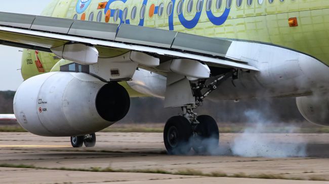 Импортозамещенный самолет Superjet-100 с двигателями ПД-8 на аэродроме Лётно-исследовательского института имени Громова в городе Жуковский