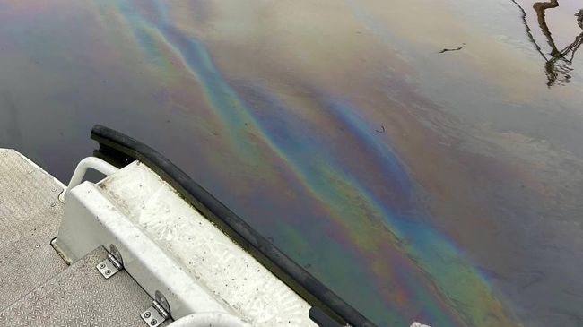 Разлив нефтепродуктов в акватории Фонтанки