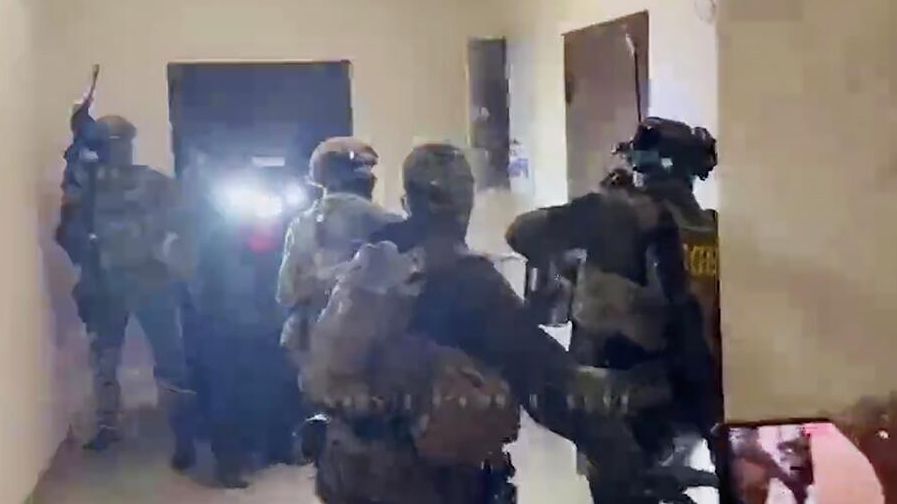 Задержание участников преступной группы, которые подозреваются в убийстве российского бизнесмена и его жены в Объединенных Арабских Эмиратах Задержание участников преступной группы, которые подозреваются в убийстве российского бизнесмена и его жены в Объединенных Арабских Эмиратах - РИА Новости, 1920, 07.11.2025