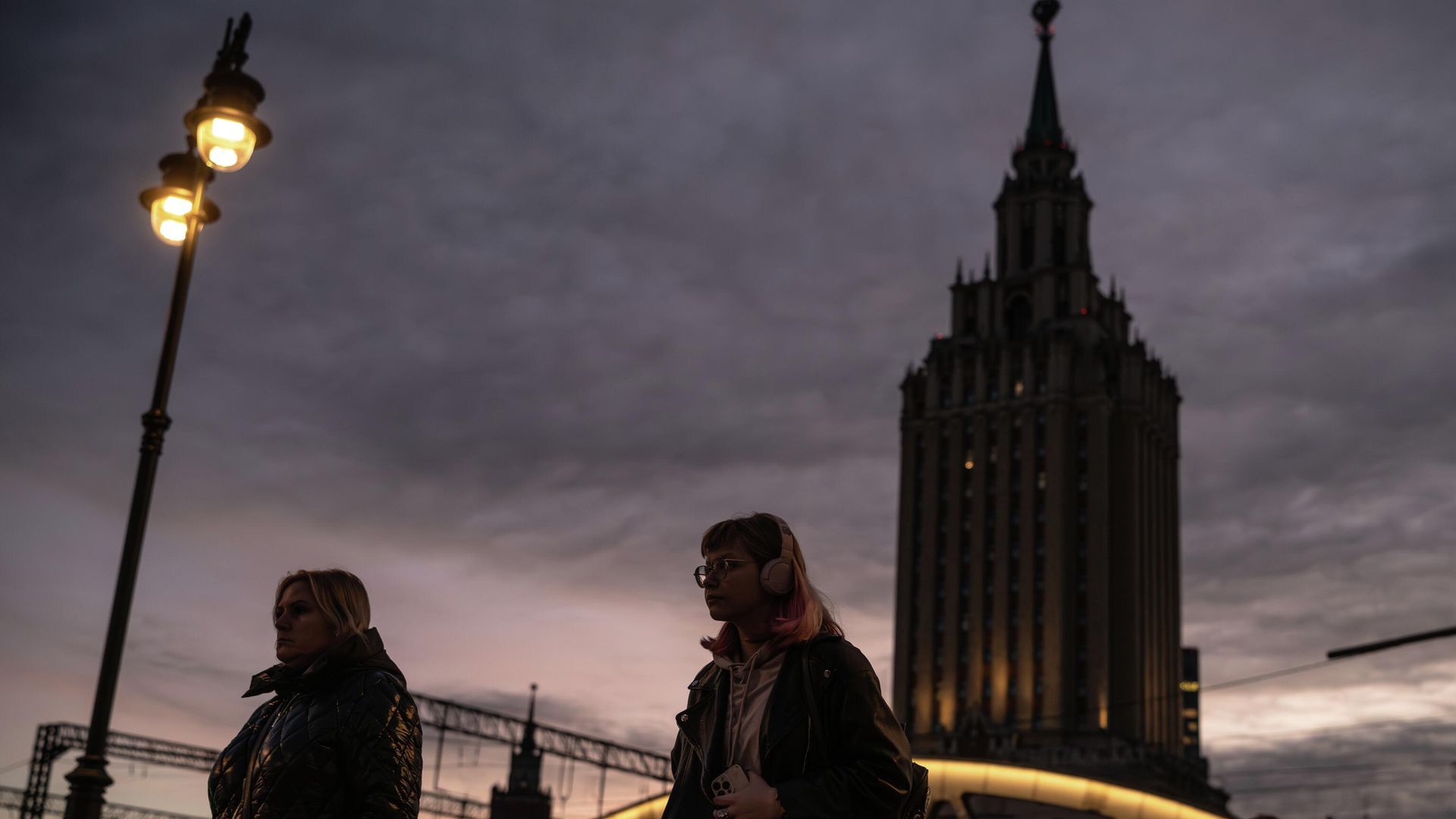 Прохожие на Площади трех вокзалов в Москве Прохожие на Площади трех вокзалов в Москве - РИА Новости, 1920, 17.12.2025