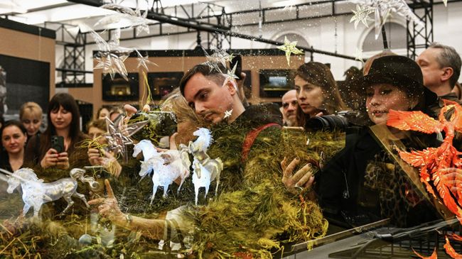 Посетители на ежегодной выставке московских театральных художников Итоги сезона № 62 в залах Креативного пространства Новый Манеж Посетители на ежегодной выставке московских театральных художников Итоги сезона № 62 в залах Креативного пространства Новый Манеж