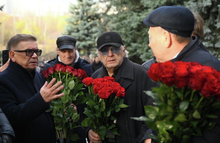 Певец Юрий Антонов на церемонии прощания с телеведущим Юрием Николаевым на Троекуровском кладбище в Москве
