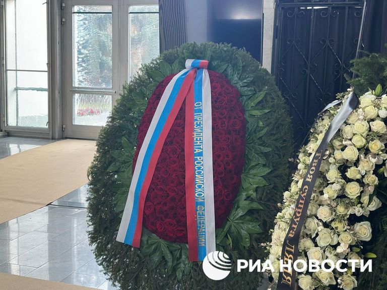 Президент РФ Владимир Путин прислал венок на церемонию прощания с телеведущим Юрием Николаевым