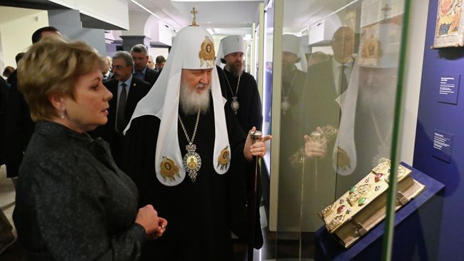 Патриарх Московский и всея Руси Кирилл осматривает экспозицию на предварительном показе выставки Святая обитель: к 600-летию Соловецкого монастыря в музейной галерее храма Христа Спасителя в Москве. 7 ноября 2025