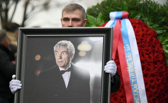 Церемония прощания с телеведущим Юрием Николаевым на Троекуровском кладбище в Москве Церемония прощания с телеведущим Юрием Николаевым на Троекуровском кладбище в Москве