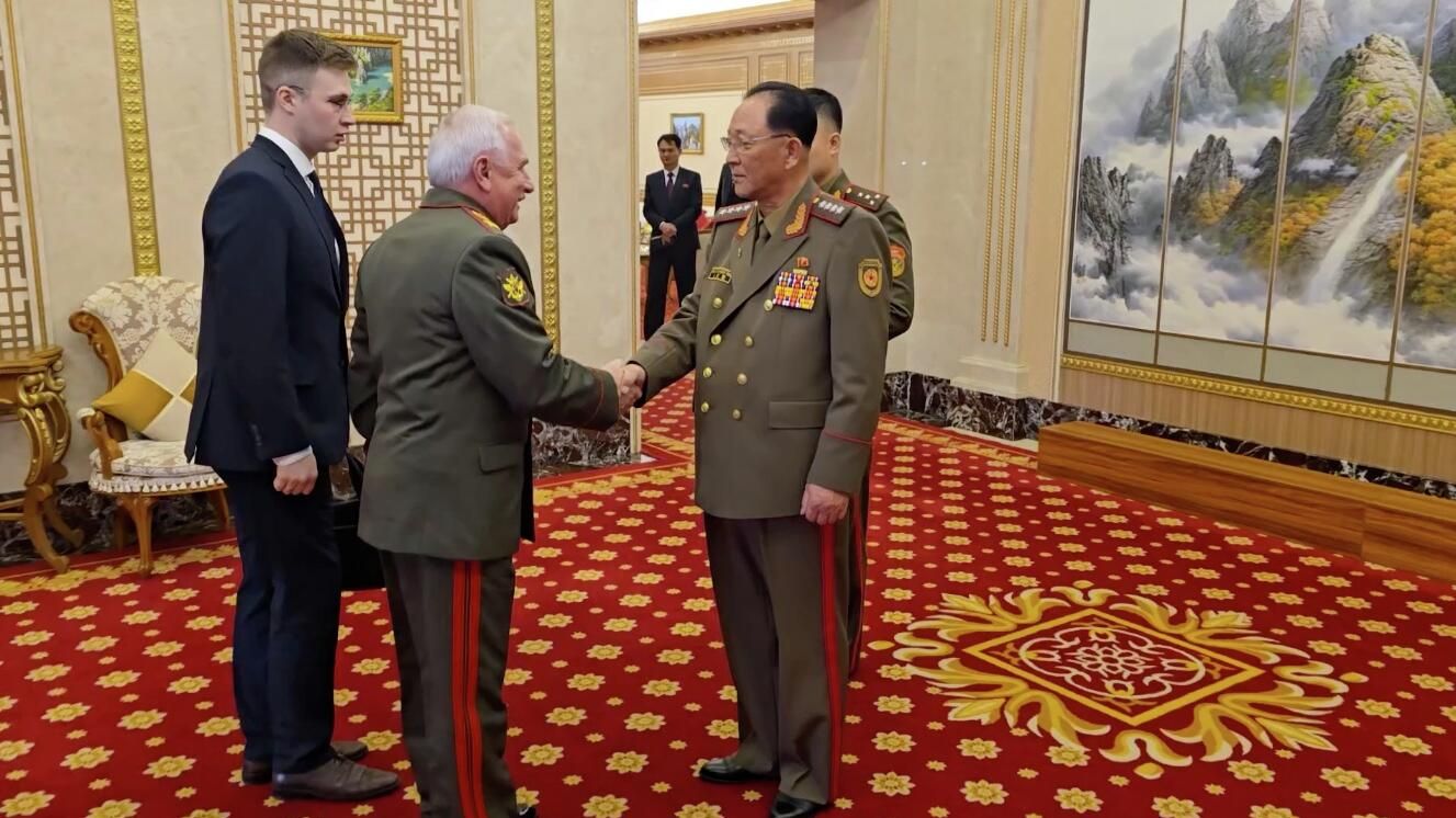 Замминистра обороны РФ - начальник Главного военно-политического управления ВС России Виктор Горемыкин и генерал армии, министр обороны КНДР Но Гван Чхоль во время встречи - РИА Новости, 1920, 08.11.2025