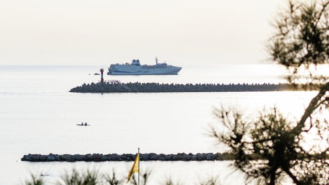 Паром Seabridge из Трабзона в акватории порта Сочи