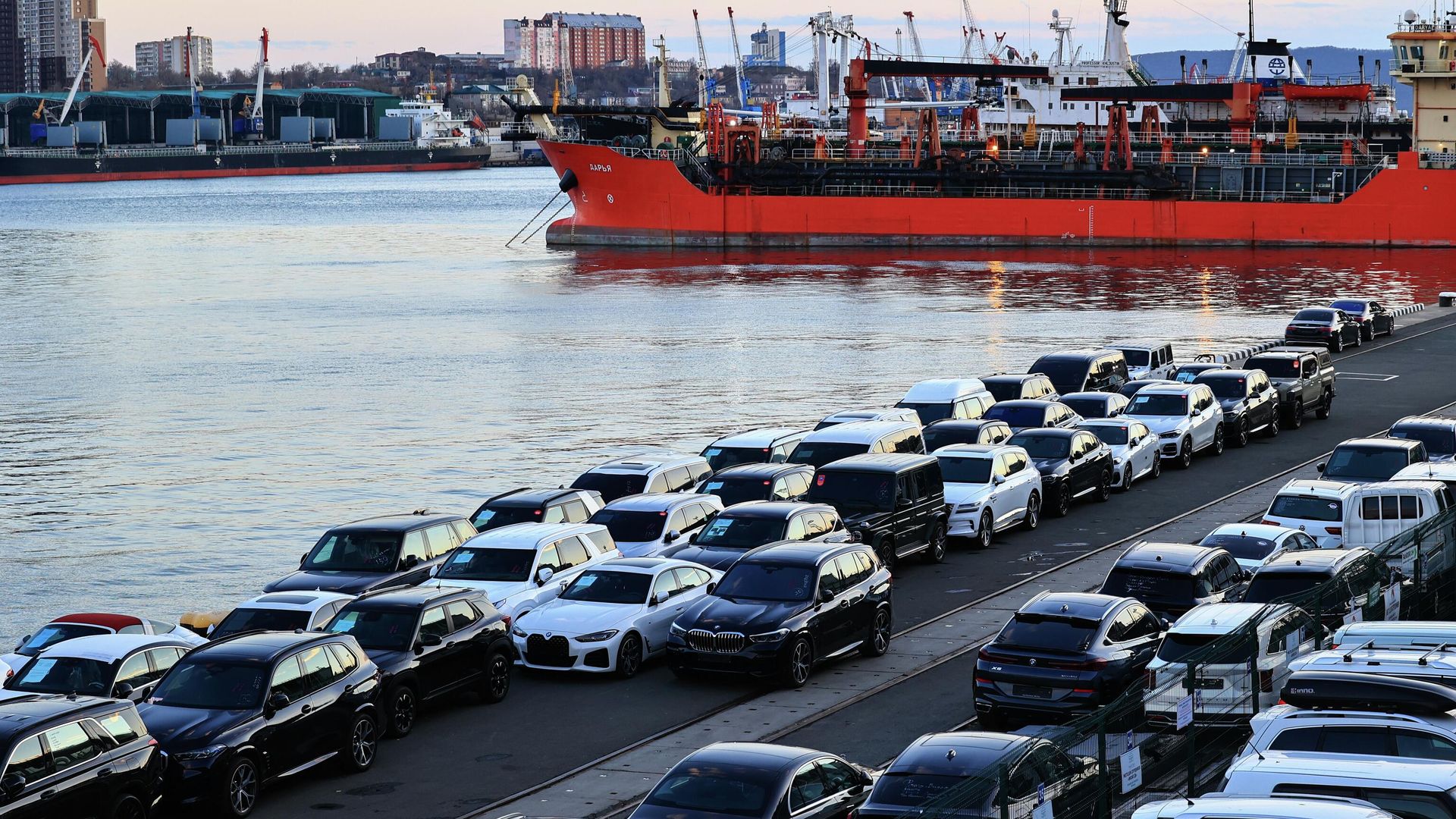 Подержанные автомобили из Южной Кореи в порту Владивостока Подержанные автомобили из Южной Кореи в порту Владивостока - РИА Новости, 1920, 09.02.2026