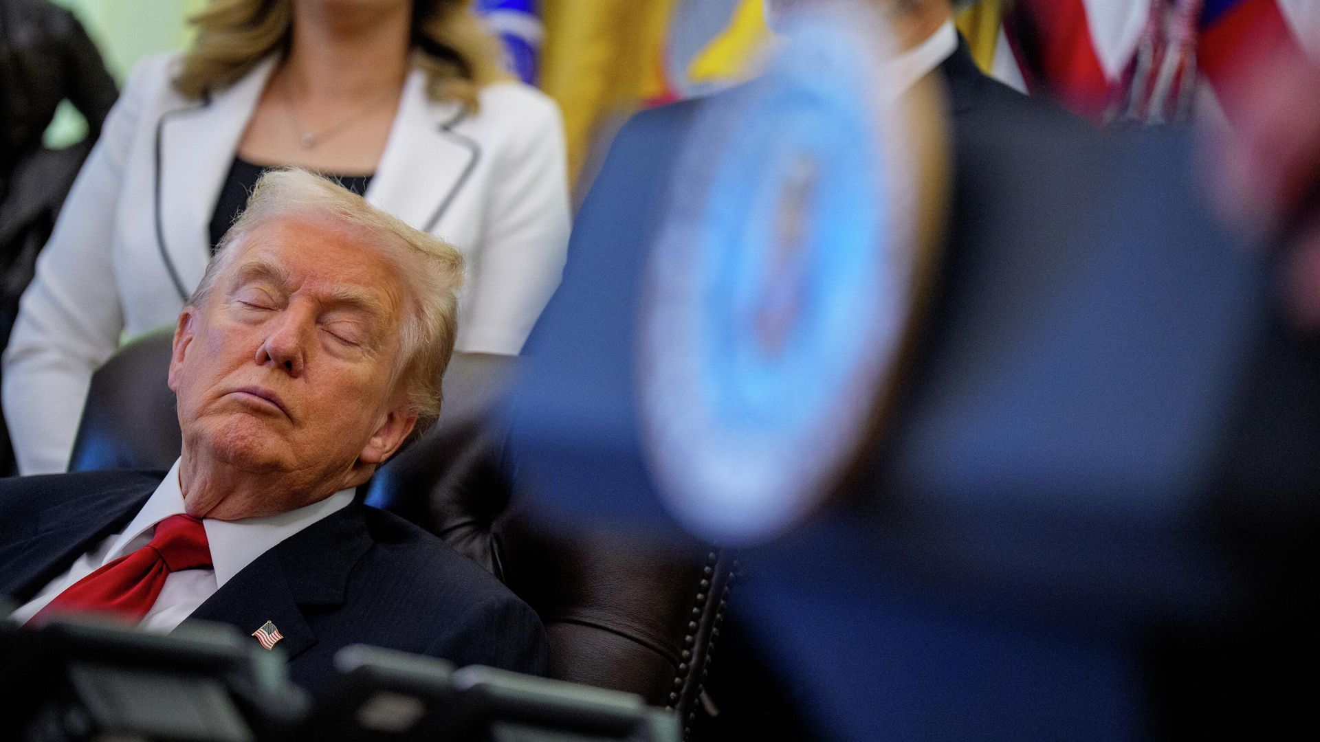 Президент США Дональд Трамп в Овальном кабинете Белого дома Президент США Дональд Трамп в Овальном кабинете Белого дома - РИА Новости, 1920, 30.11.2025