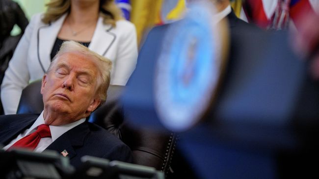 Президент США Дональд Трамп в Овальном кабинете Белого дома