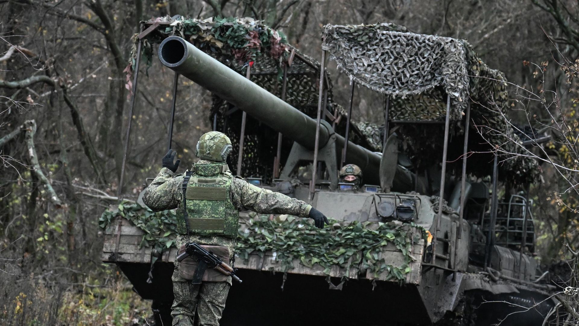 Военнослужащие расчета самоходной пушки 2С7 Пион в зоне СВО Военнослужащие расчета самоходной пушки 2С7 Пион в зоне СВО - РИА Новости, 1920, 13.11.2025