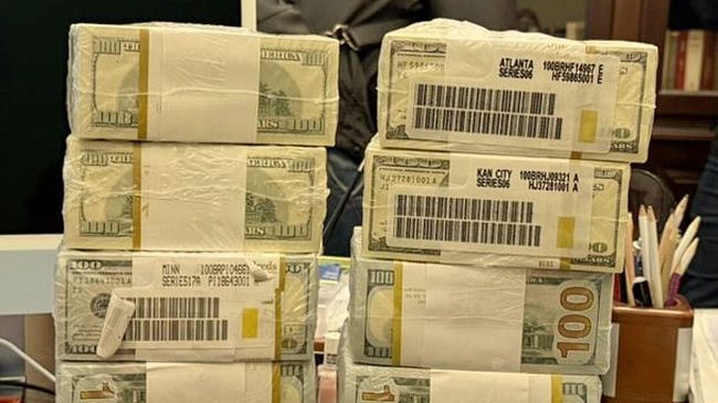 Сумки с валютой, найденные в ходе обысков у Тимура Миндича 