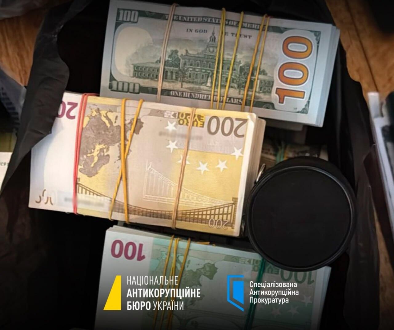 Сумки с валютой, найденные в ходе обысков у Тимура Миндича Сумки с валютой, найденные в ходе обысков у Тимура Миндича - РИА Новости, 1920, 10.12.2025