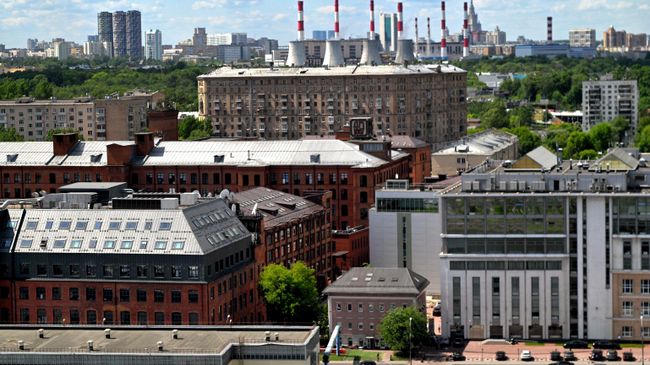 Вид на бизнес-центр Даниловская мануфактура (слева) в Москве.