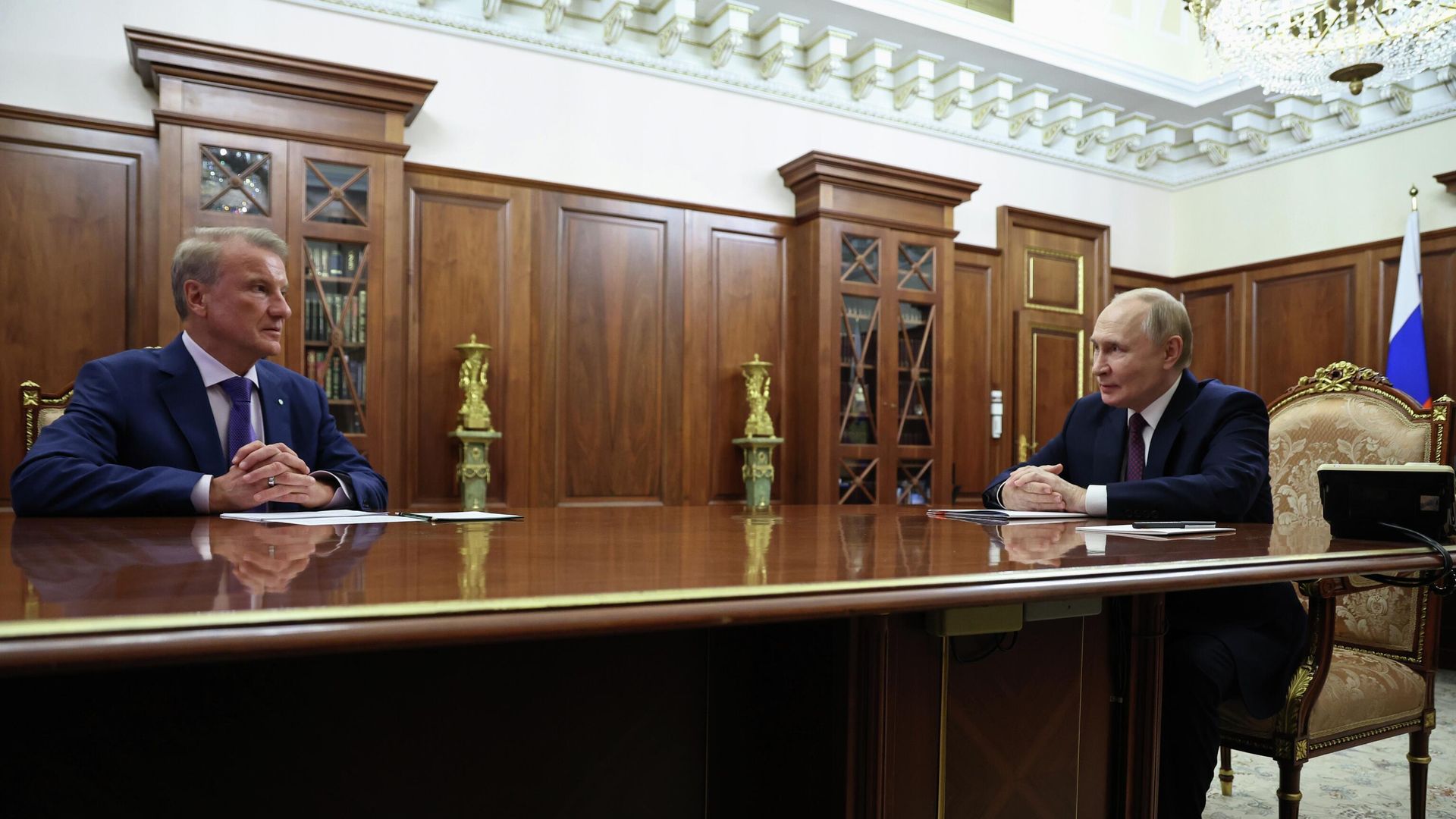 Президент России Владимир Путин и президент, председатель правления Сбербанка Герман Греф во время встречи Президент России Владимир Путин и президент, председатель правления Сбербанка Герман Греф во время встречи - РИА Новости, 1920, 10.11.2025