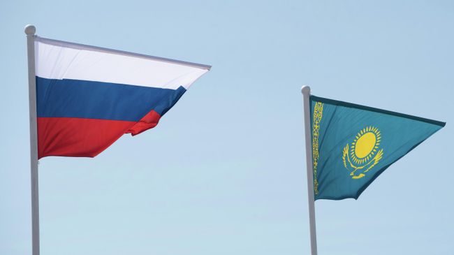Флаги России и Казахстана