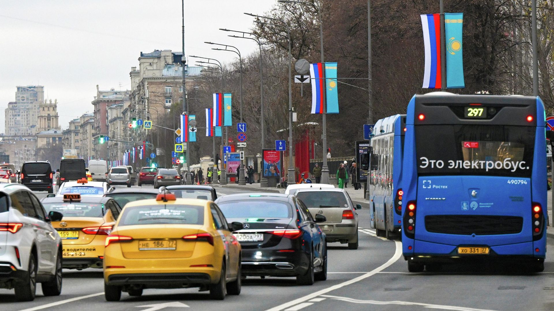 Флаги России и Казахстана парами вывесили в Москве в преддверии государственного визита казахстанского президента Касым-Жомарта Токаева в Россию. 10 ноября 2025 - РИА Новости, 1920, 10.11.2025