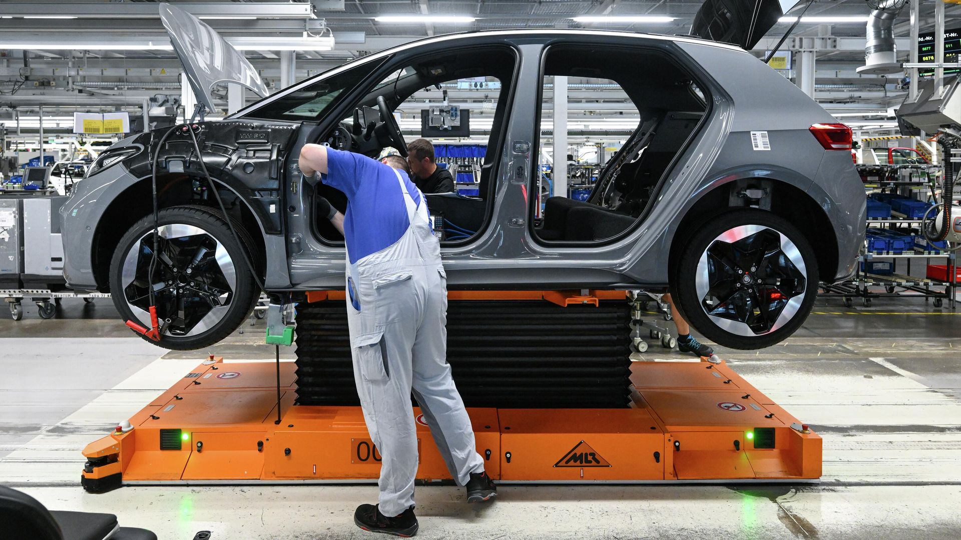 Рабочий на заводе Volkswagen в Цвиккау, Германия Рабочий на заводе Volkswagen в Цвиккау, Германия - РИА Новости, 1920, 11.11.2025