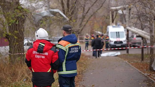 Экстренные службы на месте атаки беспилотников в Саратове