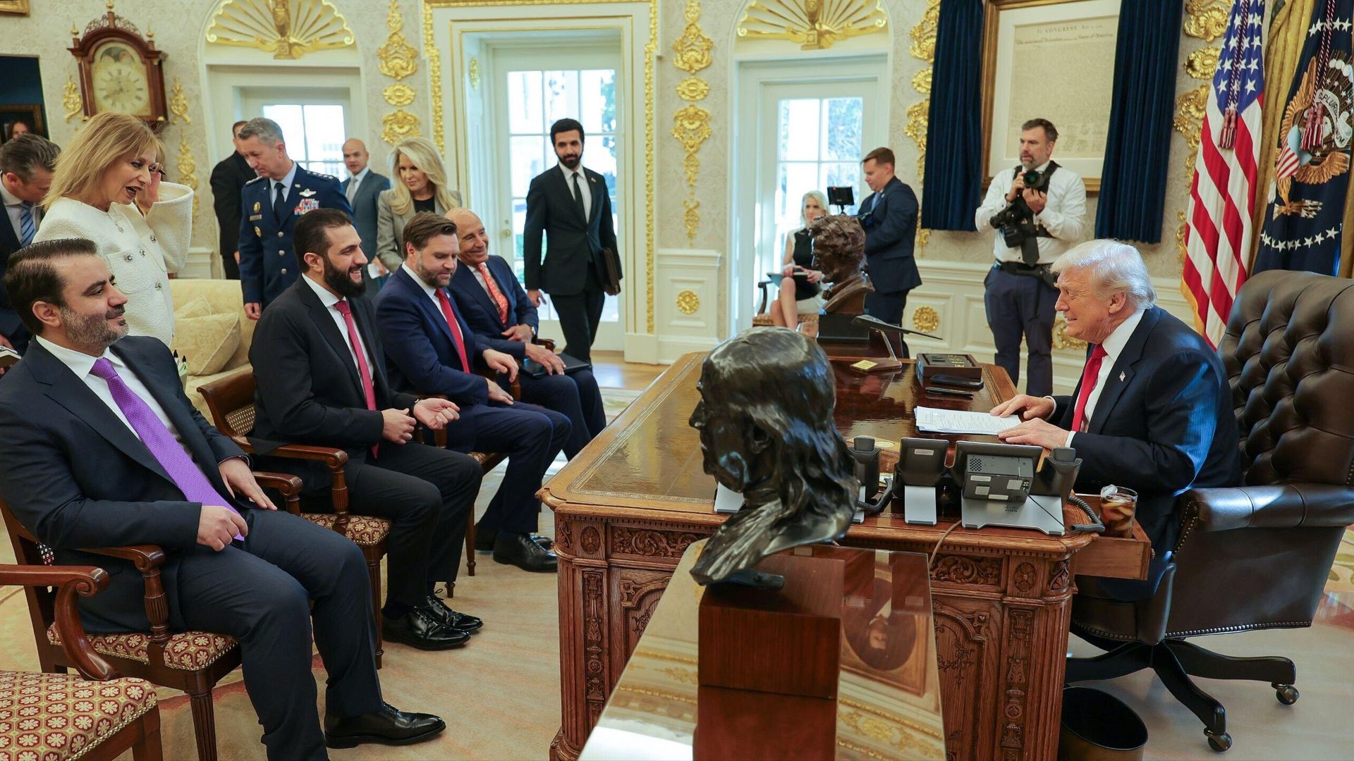 Президент США Дональд Трамп и президент Сирии на переходный период Ахмед Ахмед Аш-Шараа во время встречи в Белом доме в Вашингтоне. 10 ноября 2025 - РИА Новости, 1920, 11.11.2025