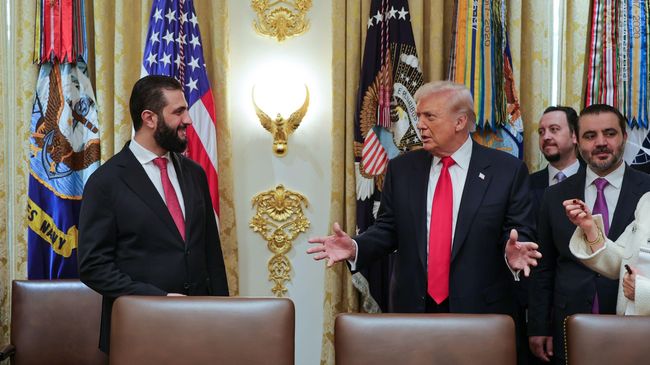 Президент США Дональд Трамп и президент Сирии на переходный период Ахмед Ахмед Аш-Шараа во время встречи в Белом доме в Вашингтоне. 10 ноября 2025