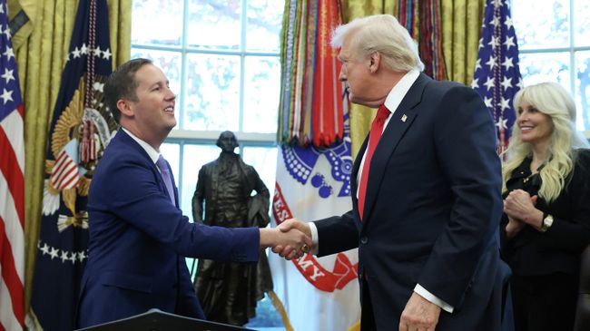 Президент США Дональд Трамп и посол США в Индии Серджио Гор во время церемонии приведения к присяге в Овальном кабинете Белого дома. 10 ноября 2025