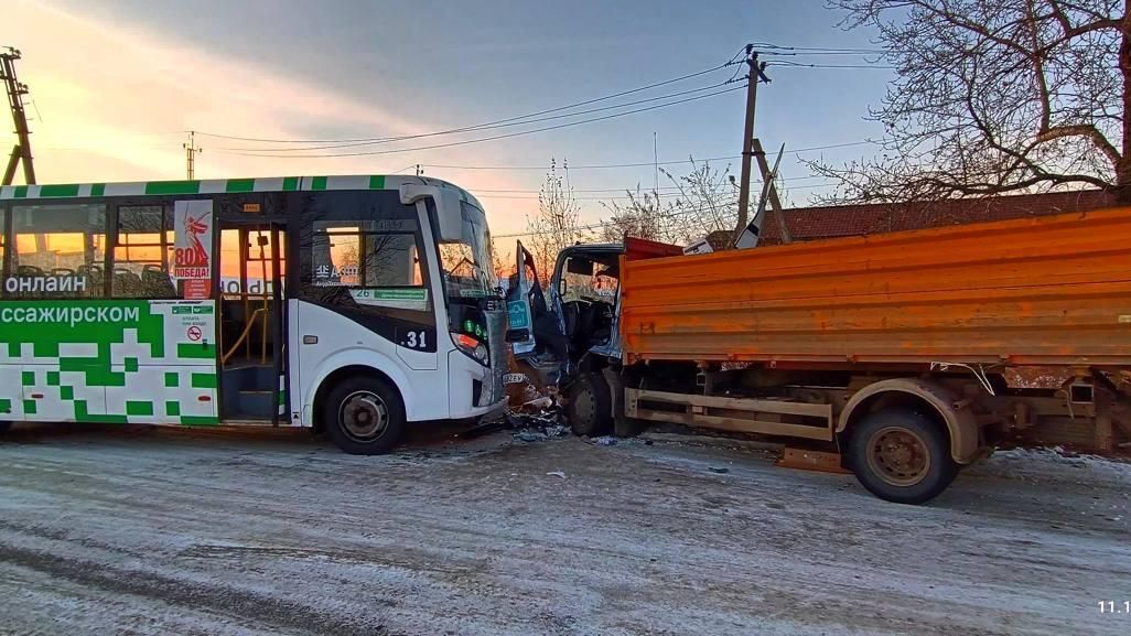 ДТП с участием автобуса ПАЗ и грузовика в Благовещенске ДТП с участием автобуса ПАЗ и грузовика в Благовещенске - РИА Новости, 1920, 11.11.2025