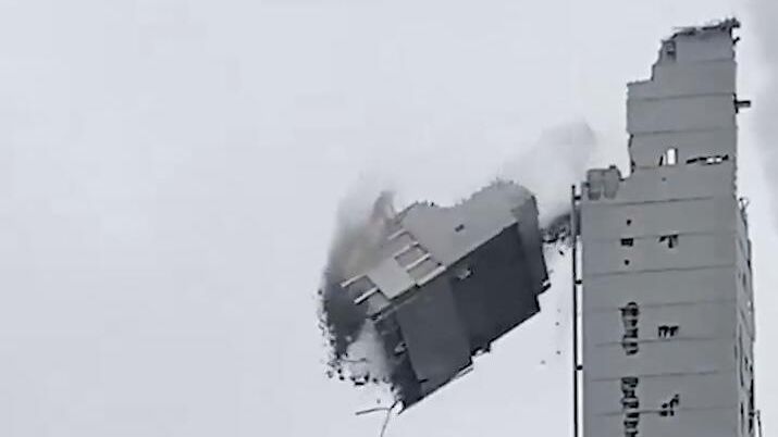 Обрушение опорной колонны демонтируемого горнолыжного комплекса Снежком на проезжую часть в подмосковном Красногорске - РИА Новости, 1920, 11.11.2025